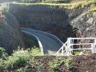 Voie passant sous la route des Tamarins