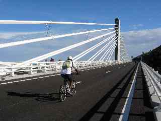 Cyclistes sur le pont sur la ravine des Trois-Bassins