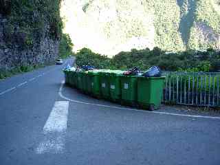 Alignements de poubelles  l'let Furcy