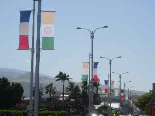 Drapeaux sur le boulevard Hubert-Delisle