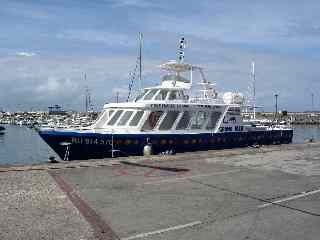 Le Grand Bleu dans le port de St-Pierre