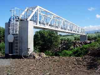 Canalisation Fredeline II - Citernes Basse Terre : traverse de la ravine Blanche sur passerelle