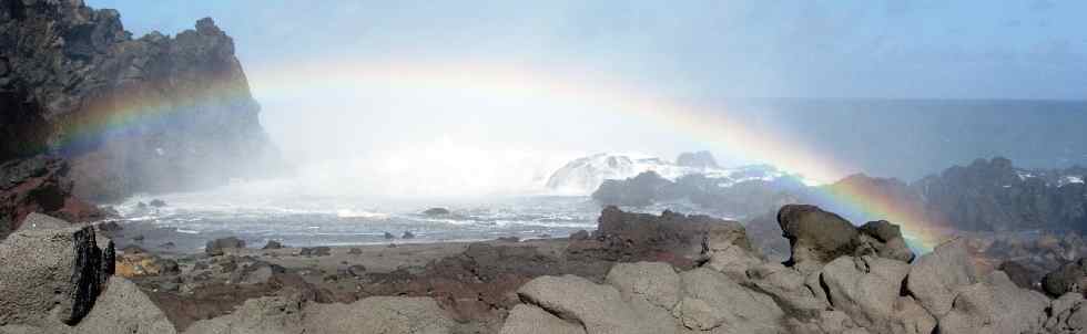 Houle et arc-en-ciel sur la Pointe du Gouffre à Terre Sainte