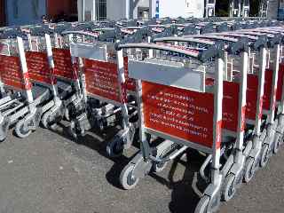 Chariots à bagages neufs à l'aéroport de Pierrefonds