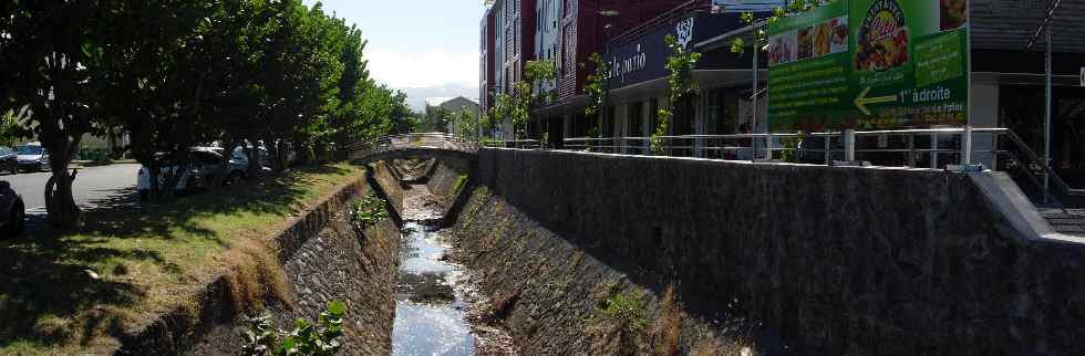 Canal Sorema et Immeuble Les Portes du lagon