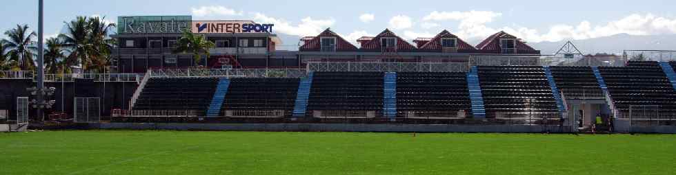 Stade Volnay, tribune nord et immeuble Ravate