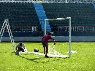 Pose des filets du stade Michel-Volnay