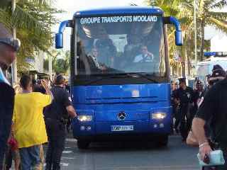 Arrive du car des Bleus au stade Volnay