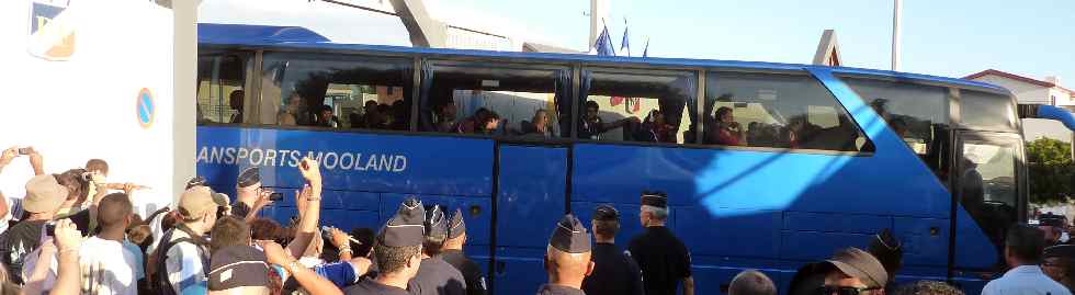 Arrive du car des Bleus au stade Volnay