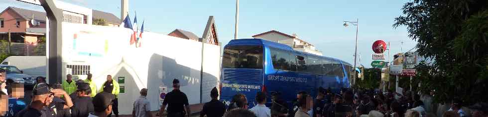 Arrive du car des Bleus au stade Volnay