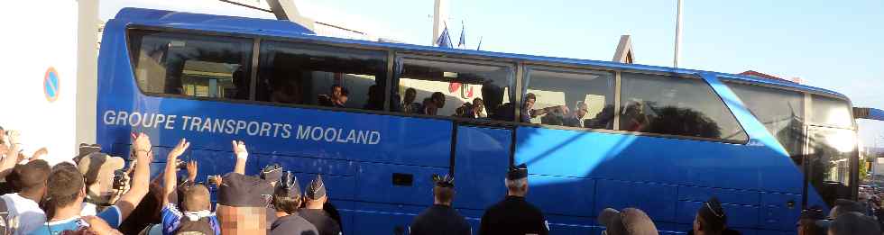 Arrive du car des Bleus au stade Volnay