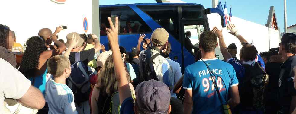 Arrive du car des Bleus au stade Volnay