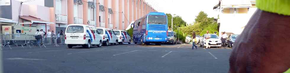 Arrive du car des Bleus au stade Volnay