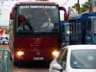 Arrive du car de l'quipe de Chine au stade Volnay