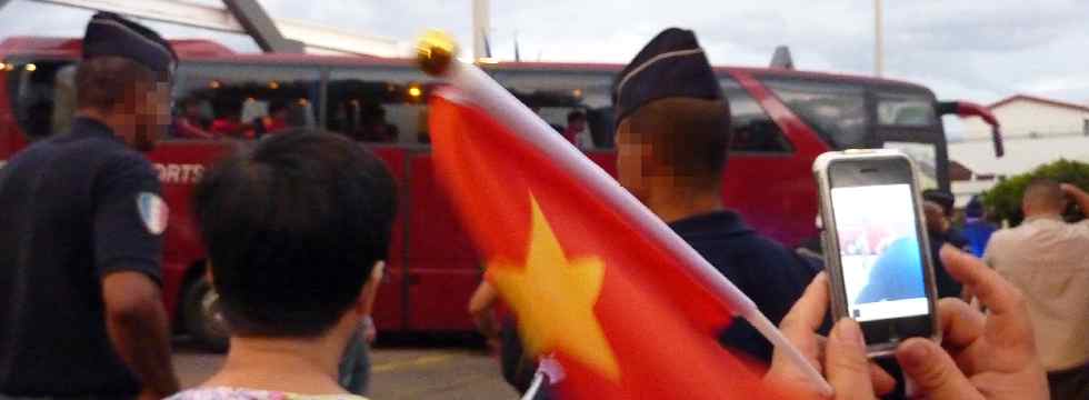 Arrive du car de l'quipe de Chine au stade Volnay