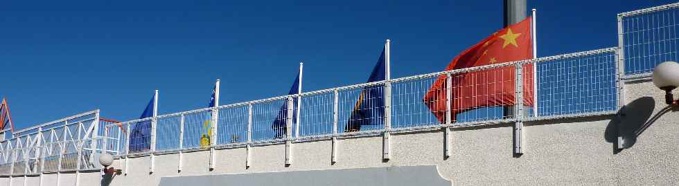 Drapeaux au dessus du stade de Cayenne