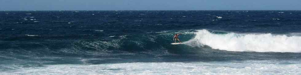 Surfer devant la digue du port de St-Pierre