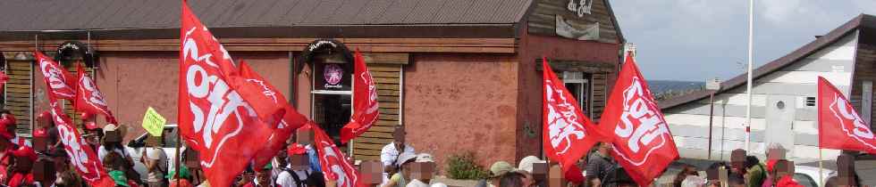 Drapeaux CGTR devant les Comptoirs du Sud