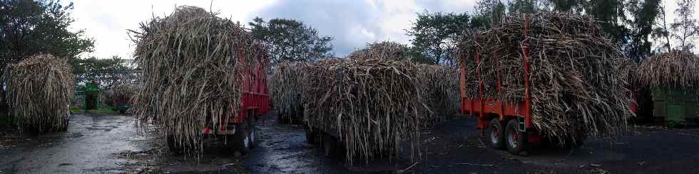 Remorques charges sur la plate-forme des Casernes