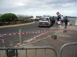 Evacuation des promeneurs de la jete du port