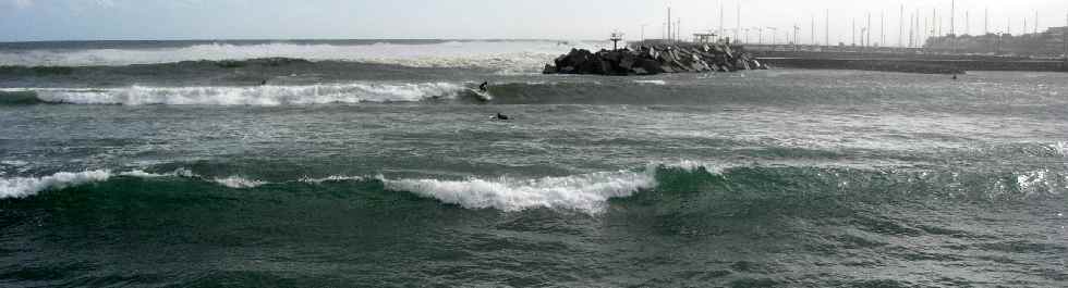 Surfers dans l'embouchure de la rivire d'Abord