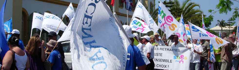Drapeaux et banderoles devant la mairie