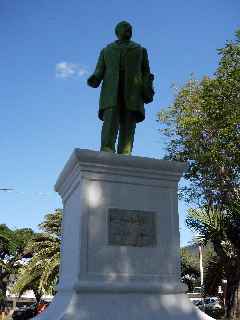 St-Pierre - statue de Franois de Mahy