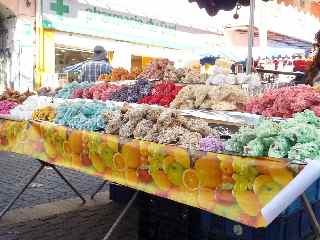 Braderie de St-Pierre - janvier 2011 - Montagnes de bonbons coco colors