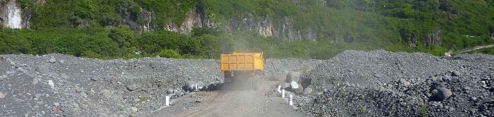 Camion sur le radier du Ouaki