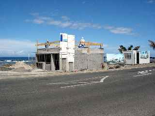 Construction de rondavelles sur le front de mer de St-Pierre