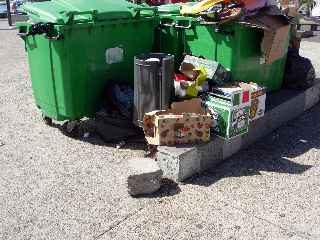 Poubelles sur le boulevard Hubert-Delisle