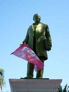 1er mai 2011 - Défilé à Saint-Pierre - Réunion - Statue de François de Mahy