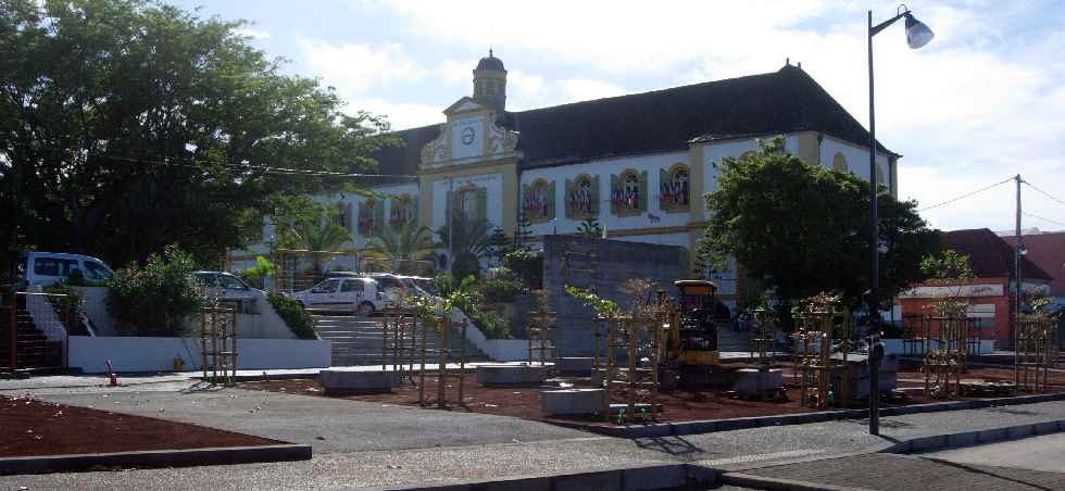 Mail et mairie de St-Pierre - Runion