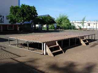 POdium dans la cour de l'cole Raphal-Barquissau  St-Pierre