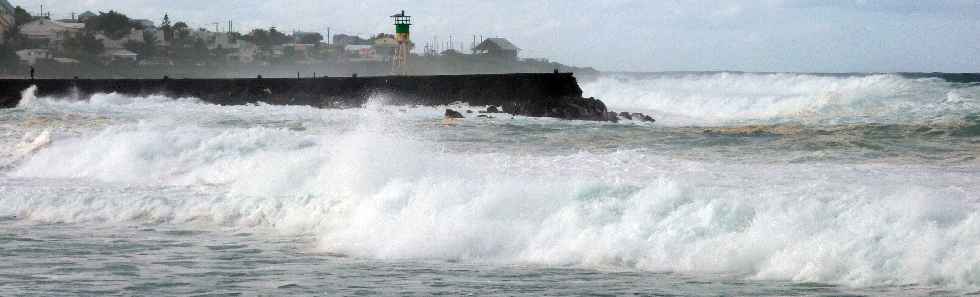 St-Pierre - Port - Houle de juillet 2011 -