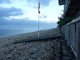 St-Pierre - 4 aot 2011 - Grande houle - Drapeau rouge sur la plage