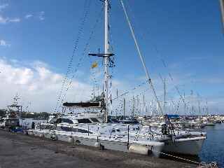 Catamaran dans le port de St-Pierre