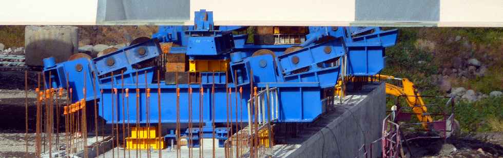 Chantier du nouveau pont sur la rivire Saint-Etienne -Chaise  galets