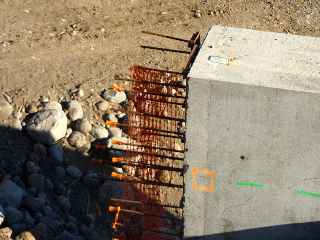 Chantier de la construction du pont sur la rivire Saint-Etienne - Mur de rehausse