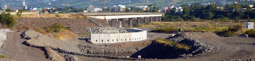 Chantier de la construction du pont sur la rivire Saint-Etienne - Protection des berges