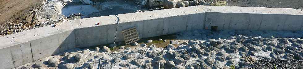 Chantier de la construction du pont sur la rivire Saint-Etienne - Mur de rehausse