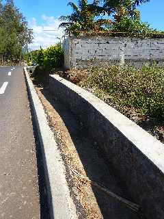 Ligne des Bambous, canal jouxtant la chausse