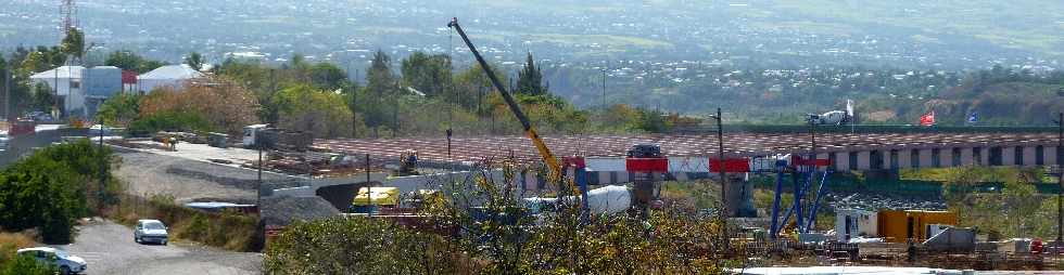 Chantier de la construction du pont sur la rivire St-Etienne - Vue du tablier courbe