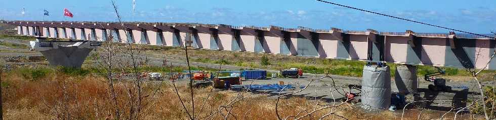 Chantier de la construction du pont sur la rivire St-Etienne - Rive droite - Tablier courbe