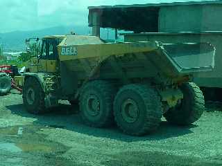 Coulisses du btiment 2011 - Visite de Lafarge Granulats Bton Runion  St-Louis - Dumper