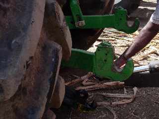 Accrochage d'une remorque  un tracteur - Balance des Casernes
