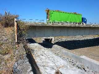 Chantier de la construction du nouveau pont sur la rivire Saint-Etienne - Novembre 2011 -  Protection des berges en rive gauche - Paroi moule et mur de rehausse