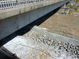 Chantier de la construction du nouveau pont sur la rivire Saint-Etienne - Novembre 2011 -  Protection des berges en rive gauche - Paroi moule et mur de rehausse