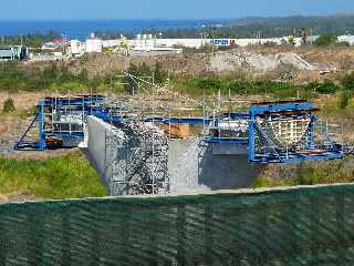 Chantier de la construction du nouveau pont sur la rivire Saint-Etienne - Novembre 2011 - Pile  P6 -