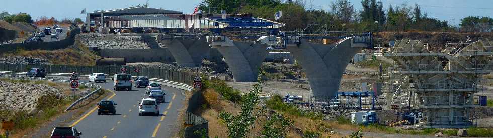 Chantier de la construction du nouveau pont sur la rivire Saint-Etienne - Novembre 2011 -